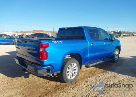 2022 Chevrolet Silverado 1500 4Wd Short Bed Custom z USA, uszkodzony, nr VIN 3GCPDBEK6NG631895